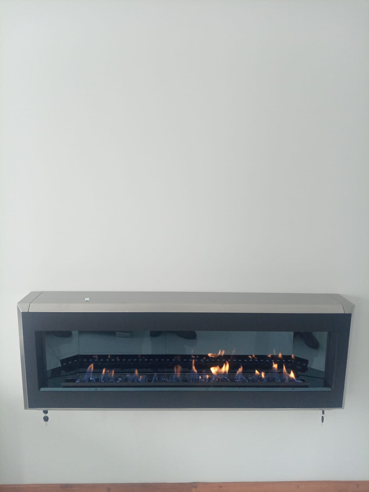 Wide wall-mounted gas fire